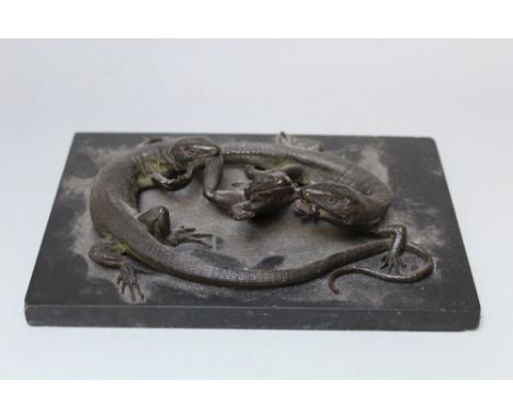 AN UNUSUAL CONTINENTAL BRONZE MODEL DEPICTING TWO LIZARDS ATTACKING A FROG, on a rectangular marble base, W 20 cm