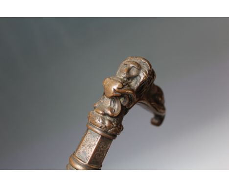 A LATE 19TH / EARLY 20TH CENTURY WALKING STICK WITH BRONZE HANDLE IN THE FORM OF A RECUMBENT LION, L 85 cm