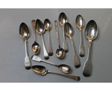 A JOHN SUTTER OF LIVERPOOL HALLMARKED SILVER FIDDLE PATTERN TEASPOON - CHESTER 1835, together with a selection of assorted En