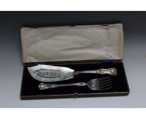 A MATCHED HALLMARKED SILVER KINGS PATTERN FISH SERVER SET,  the fish slice by Eley & Fearn - London 1822 and the fork by John