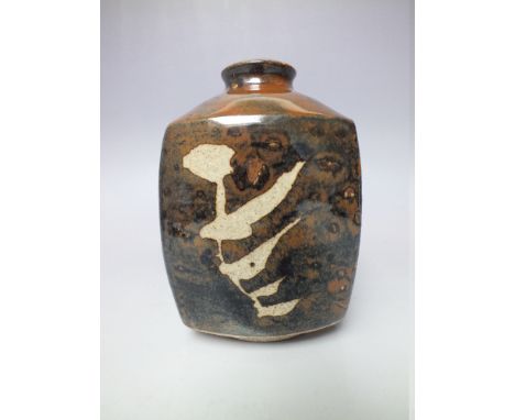 AN IAN AULD STUDIO POTTERY VASE IN THE MANNER OF SHOJI HAMADA, H 15 cm