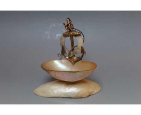 A CIRCA 19TH CENTURY MOTHER OF PEARL SHELL NAVEL THEMED POCKET WATCH STAND, W 12 cm