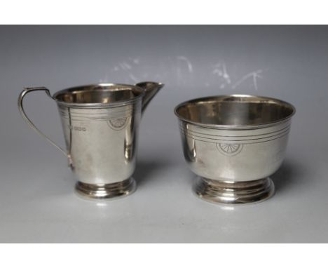 A HALLMARKED SILVER CREAM JUG AND SUGAR BOWL - SHEFFIELD 1938, approx combined weight 250 g