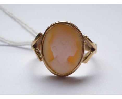 A yellow-metal (tests as high-carat gold) and carved shell cameo ring, depicting the profile of a young lady, marks rubbed, 4