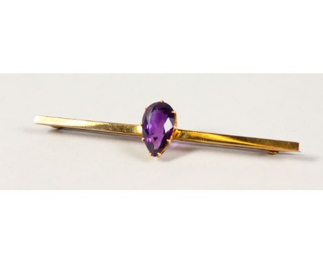 A 9CT GOLD AMETHYST BAR BROOCH.