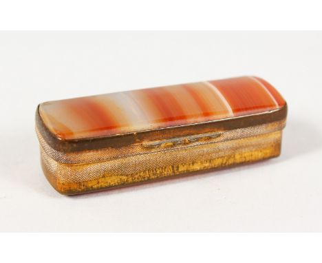 AN AGATE SNUFF BOX. 2.25ins.
