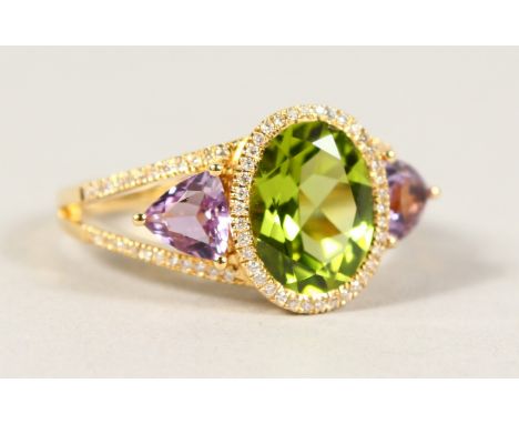 AN 18CT GOLD, PERIDOT AND AMETHYST RING.