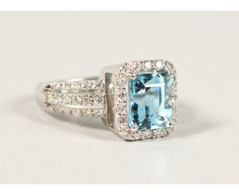 A VERY GOOD 18CT WHITE GOLD, AQUAMARINE AND DIAMOND RING.