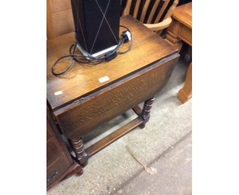 An oak drop leaf side table raised on bobbin turned supports 