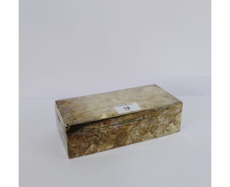 George V silver cigarette box with engine turned decoration to the hinged lid, London 1930, 19 x 9 cm 