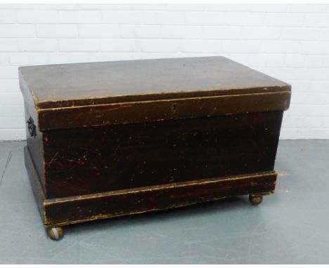 A painted wood storage trunk, 68 x 102cm