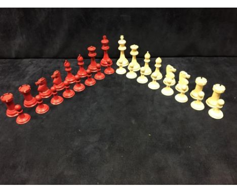 A red and white bone Staunton chess set, the pieces of the classic shape, 8cm (3.25 in) high  Good