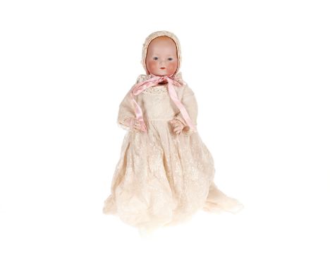 Armand Marseille Biskuitporzellan-Vollkopf-Baby, gemarkt ”AM Germany 341 3 1/2 K”, geschlossener Mund, blaue Schlafaugen, seh