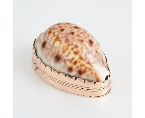 ANTIQUE PROVINCIAL IRISH GOLD COWRIE SHELL SNUFF BOX, CARDEN TERRY OF CORK CIRCA 1780 the body formed of a small cowrie shell