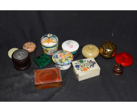 Mixed lot various pill and trinket boxes to include a polished malachite example, a polished onyx example, a contemporary pie
