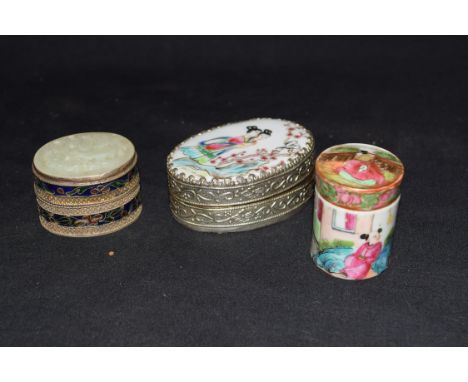 Mixed lot of small Chinese Canton covered jar of cylindrical form, together with a further small Chinese hardstone set trinke