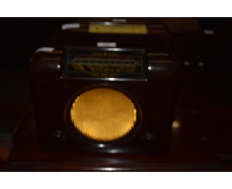 Bush brown Bakelite cased radio model no DAC 90A, 30cm wide