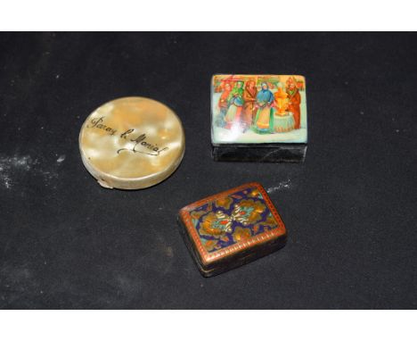 Mixed lot comprising a small Russian black lacquered pill box, the lid decorated with a scene of figures, a further French mo