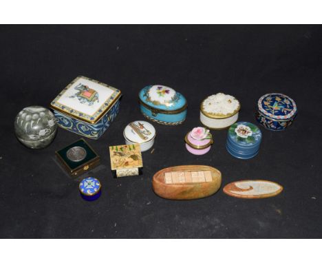 Mixed lot comprising various small pill and trinket boxes to include floral porcelain examples, plus a further miniature Braz