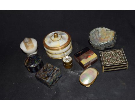 Mixed lot comprising small pill and trinket boxes to include mother of pearl mounted examples, paua shell from New Zealand an