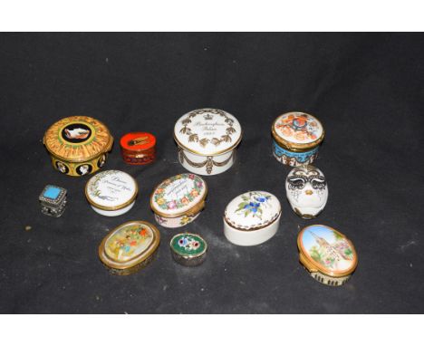 Mixed lot various small trinket and pill boxes, to include a Hungarian Herend porcelain example, various Halcyon Days example