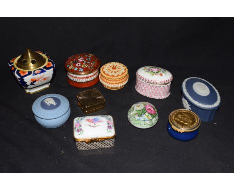 Mixed lot comprising various small trinket boxes to include Wedgwood jasperware and several hand painted examples by Janine D