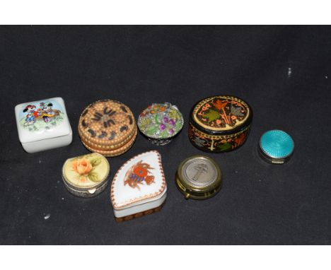 Mixed lot of small pill boxes and trinket boxes, to include black lacquered finish example, various floral decorated examples
