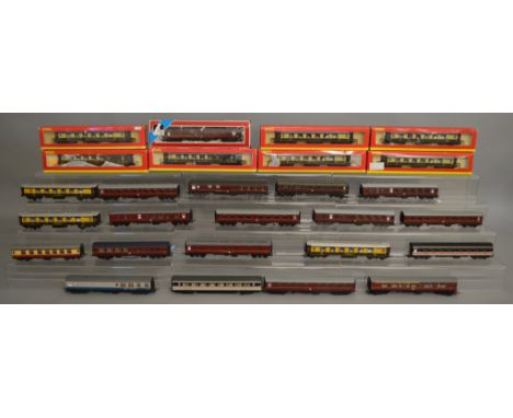 OO Gauge. 7 boxed Hornby chocolate and cream Pullman Coaches and a BR maroon example by Lima, also boxed, by together with 19