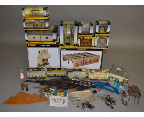 N Gauge. 10 boxed Graham Farish model buildings including Coaling Tower, 4 Road Engine Shed, Carriage Shed etc. together with