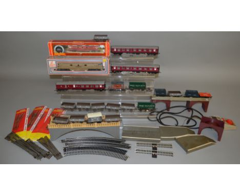 OO Gauge. 2 boxed Class 52 Diesel Locomotives - Hornby R368 BR 'Western Courier' and&nbsp; Lima 'D1023 Western Enterprise' to