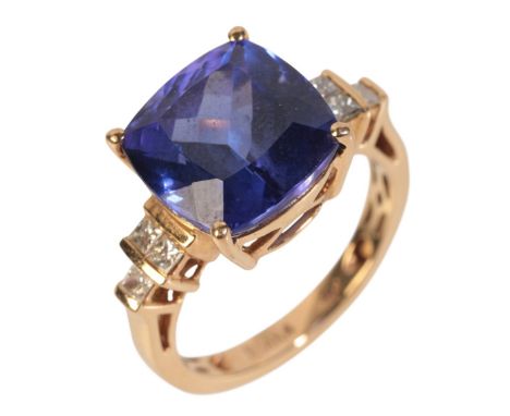 AN 18CT GOLD TANZANITE AND DIAMOND RINGset with a cushion cut tanzanite of c.7.39 carats, the shoulders set with princess cut