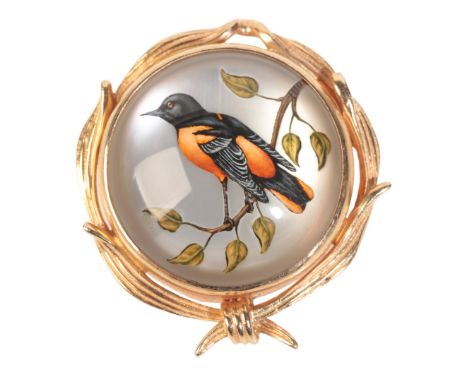 AN ESSEX CRYSTAL BROOCH/PENDANTdepicting a fly catcher sat on a branch, in a 14ct yellow gold surround, measuring approx. 26m
