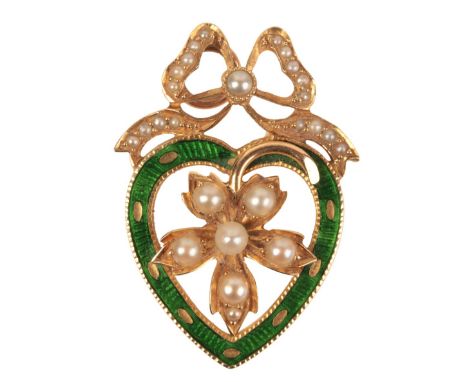 AN EDWARDIAN ENAMEL & SEED PEARL PENDANTset in yellow coloured metal, the heart shaped green enamelled pendant measuring appr