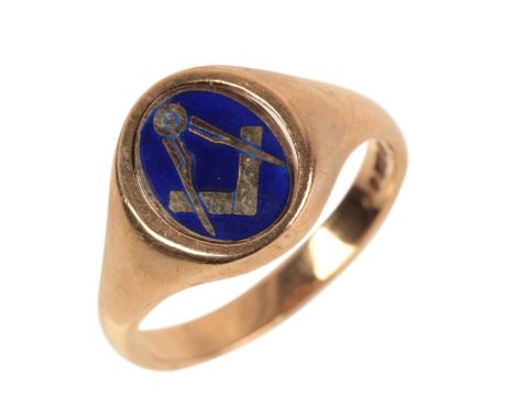 A 9CT GOLD MASONIC RING the blue enamelled panel flips to reveal a gold panel on the reverse, engraved with the initial 'F', 