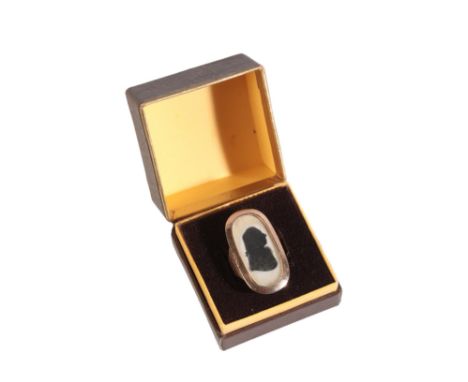 A GEORGE III GOLD RINGwith an elongated oval bezel set with a miniature silhouette behind glass, ring size P 1/2  (c.6.74g gr