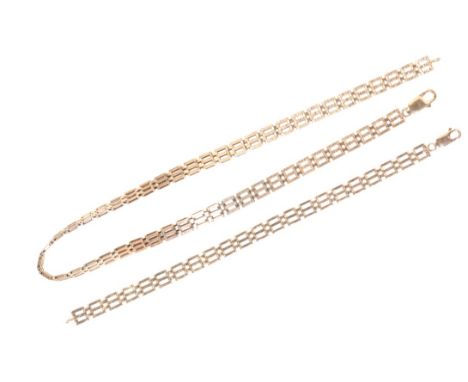 A 9CT GOLD REVERSIBLE GATE LINK NECKLACEconstructed of polished and bark finished links, the chain approx. 42.5cm long (inclu