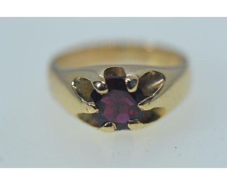 9ct gold & garnet ring, hallmarked London 1973, size O1/2, 7.64 gramsRubbing to hallmarks. 