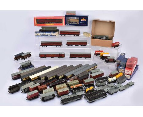Hornby-Dublo Hornby China Tri-ang 00 gauge Passenger and Freight rolling stock, comprising Hornby-Dublo 2 and 3 rail bolster 