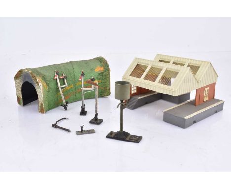 Tri-ang TT unboxed T38 Goods Shed, Tunnel and kitbuilt Signals, Goods shed lacks support pillar, Signals (3, one lack a base,