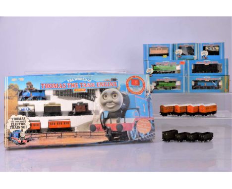 Hornby 00 Gauge Thomas the Tank Engine Series Train Set Locomotives Coaches and Rolling Stock, R181 Train Set comprising Thom