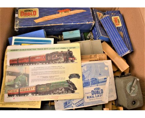 Hornby-Dublo 00 gauge 3-rail track buildings and accessories (qty), Island Platform (2 one unboxed), Turntable, Footbridge (2