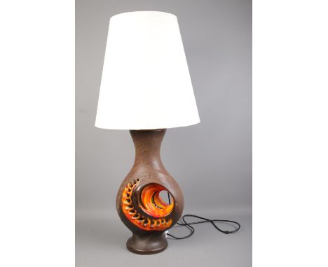 A Herda West German lamp with shade. H:50cm.  In working order. Possible firing faults/bubbles.