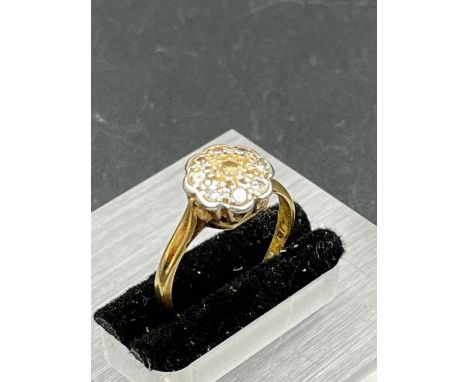 An 18ct and platinum vintage diamond daisy ring (Approximate size N1/2)