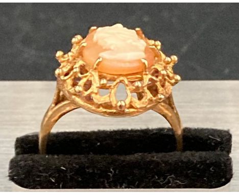 A 9ct gold Cameo ring (Approximate Total Weight 3.5g) (Size M)