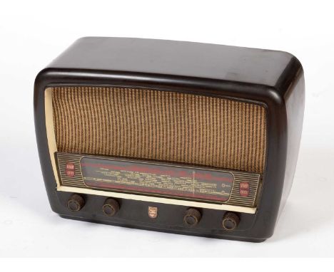 A Vintage Phillips Mk.40009 VHF/AM valve mains radio, in brown bakelite case.