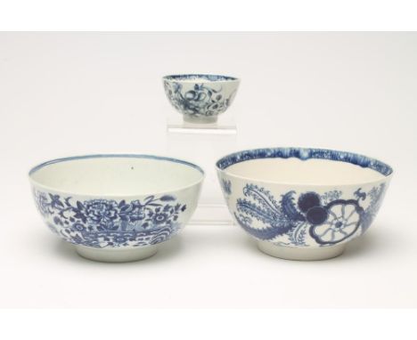 A FIRST PERIOD WORCESTER "FENCE" PATTERN PORCELAIN BOWL, c.1780, printed in underglaze blue, hatched crescent, 6" diameter, t