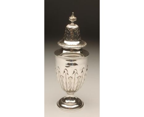 AN EDWARDIAN SILVER SUGAR CASTOR, maker probably Elkington, Birmingham 1904, of vase form, the pull-off cover with conical fi