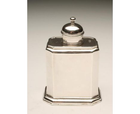 AN EARLY GEORGE I SILVER TEA CADDY, maker probably John East, London 1724, of canted oblong form with sliding shoulders and p
