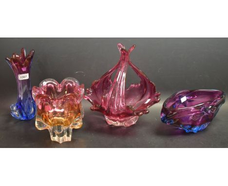 Glass - An art glass ruby bowl; other bowls and vases similar (4)