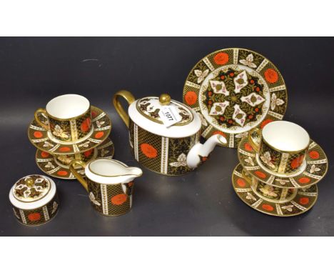 An Abbeydale Chrysanthemum pattern tea service for four comprising teapot, sucrier, cream jug, 21cm plate, cups and saucers 